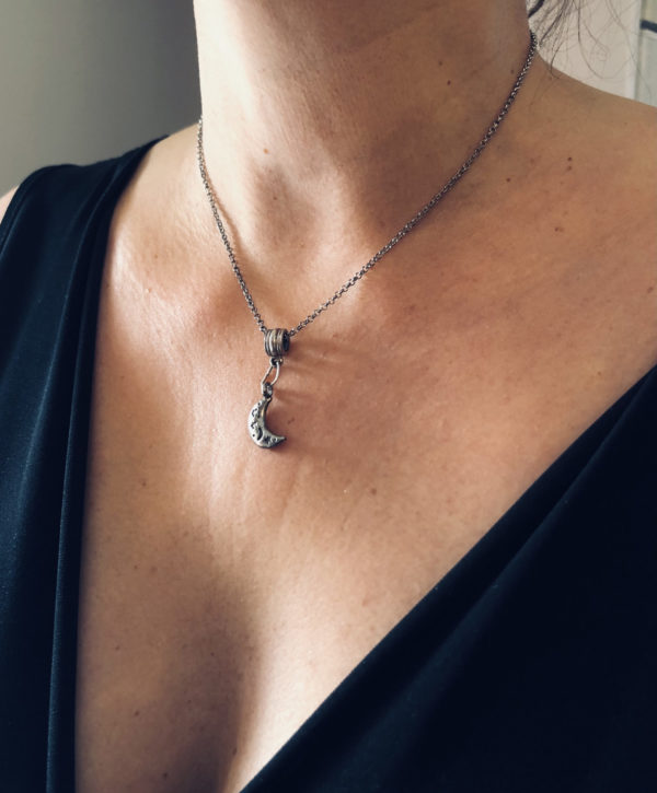 La lune accrochée-collier