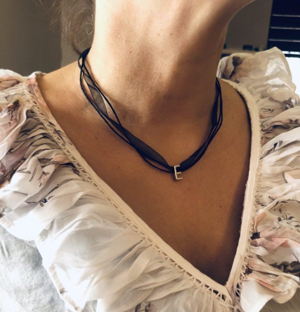 Le E enlacé-collier