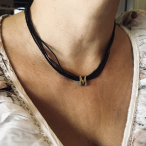 Le M enlacé-collier