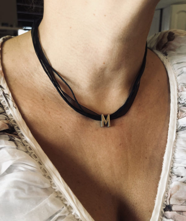 Le M enlacé-collier