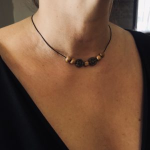 Le bois et la matière-collier modèle 2