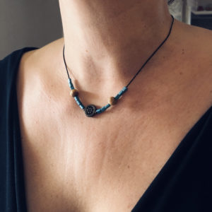 Le bois et la matière-collier turquoise