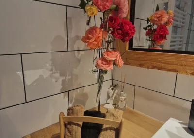 Fleurs dans la salle de bains - location à la campagne