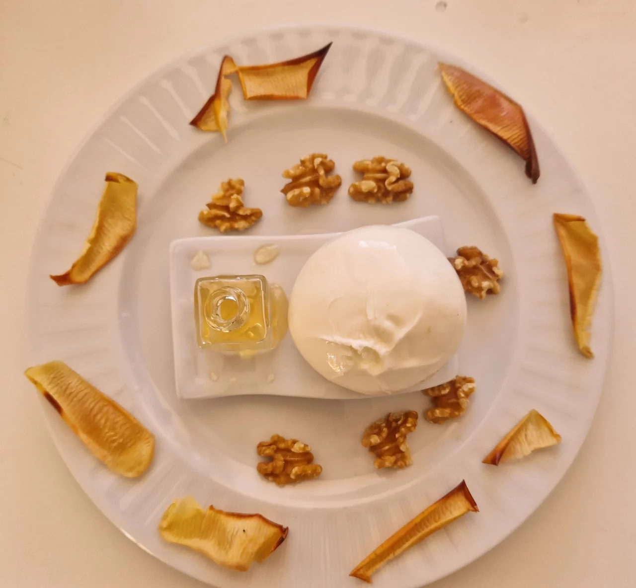 Buratta noix miel et ecorces de pommes