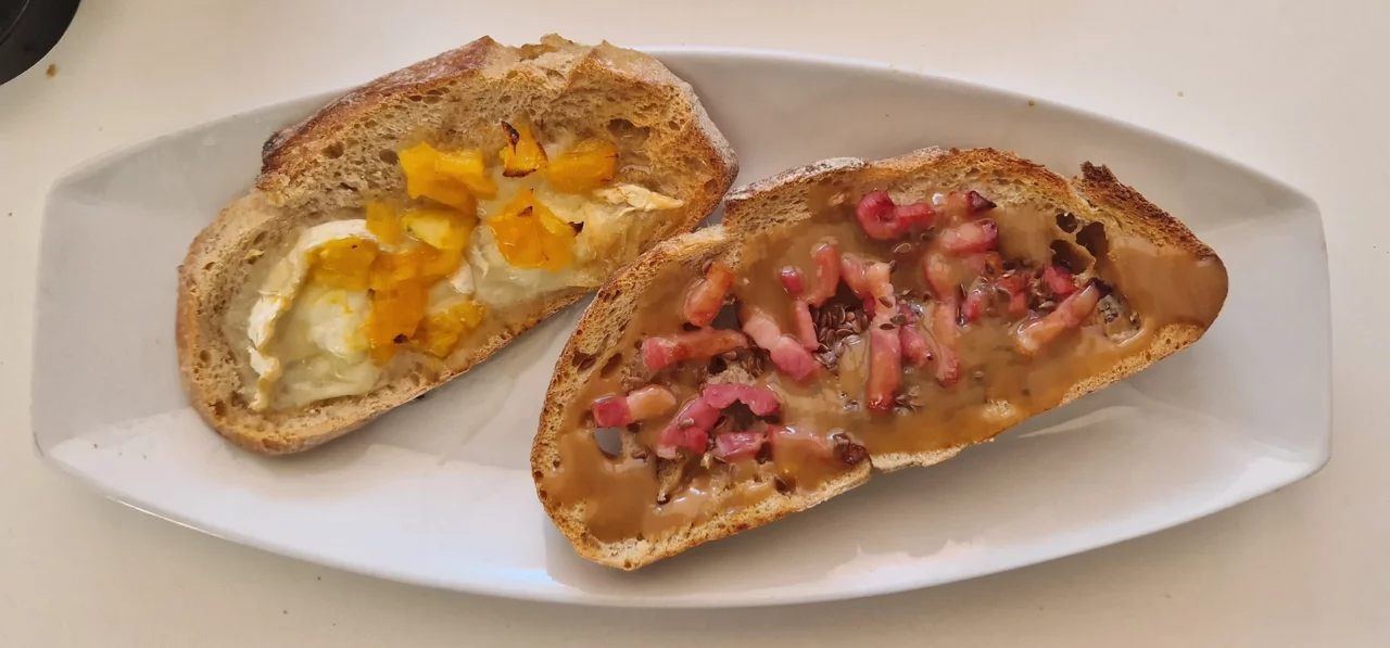 Duo tartine, mirabelle chevre et lardon sauce forestière