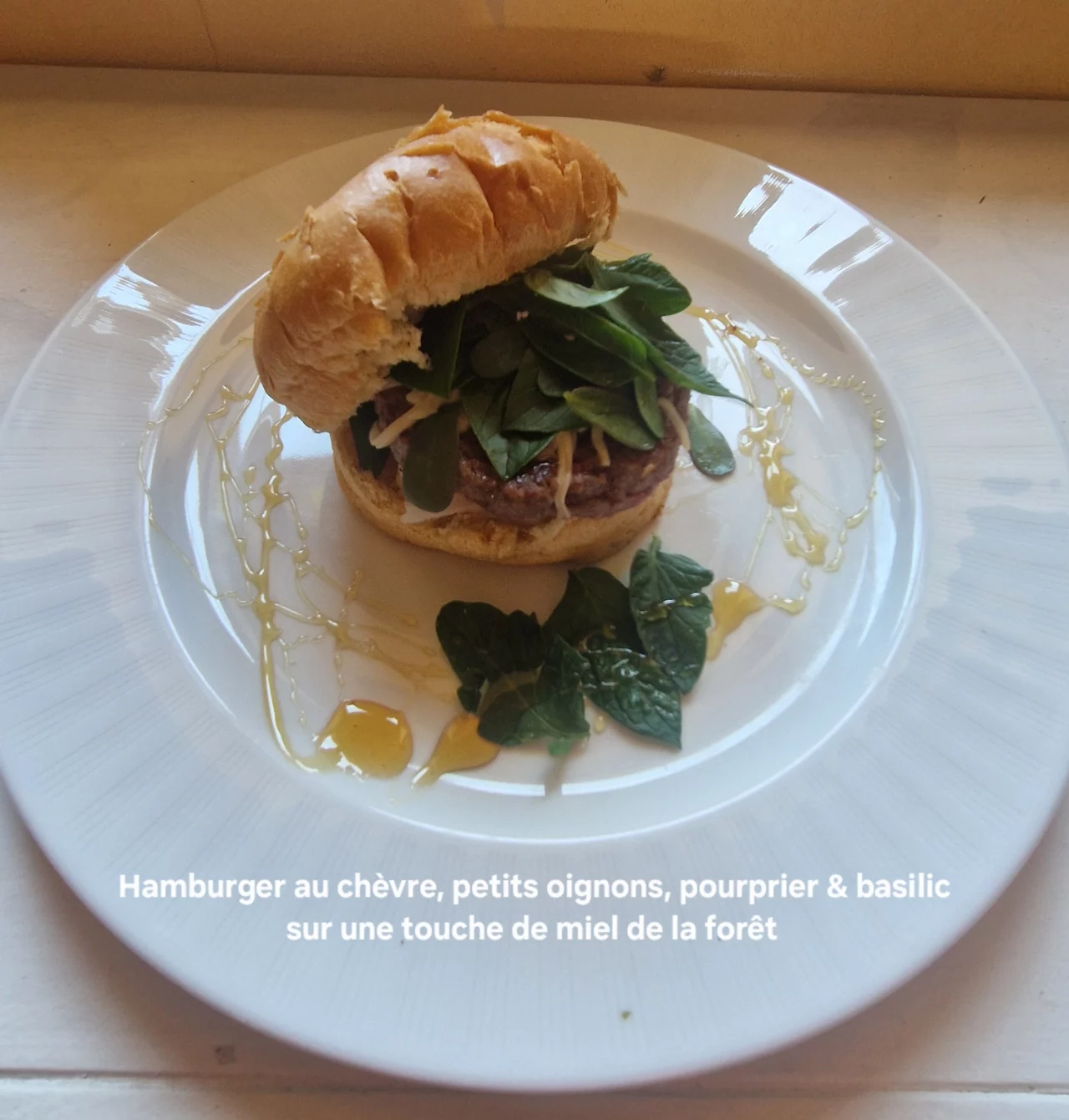Hamburger au chèvre, petits oignons, pourprier & basilic