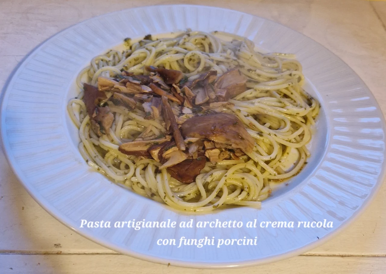 Pasta artigianale ad archetto al crema rucola con funghi porcini