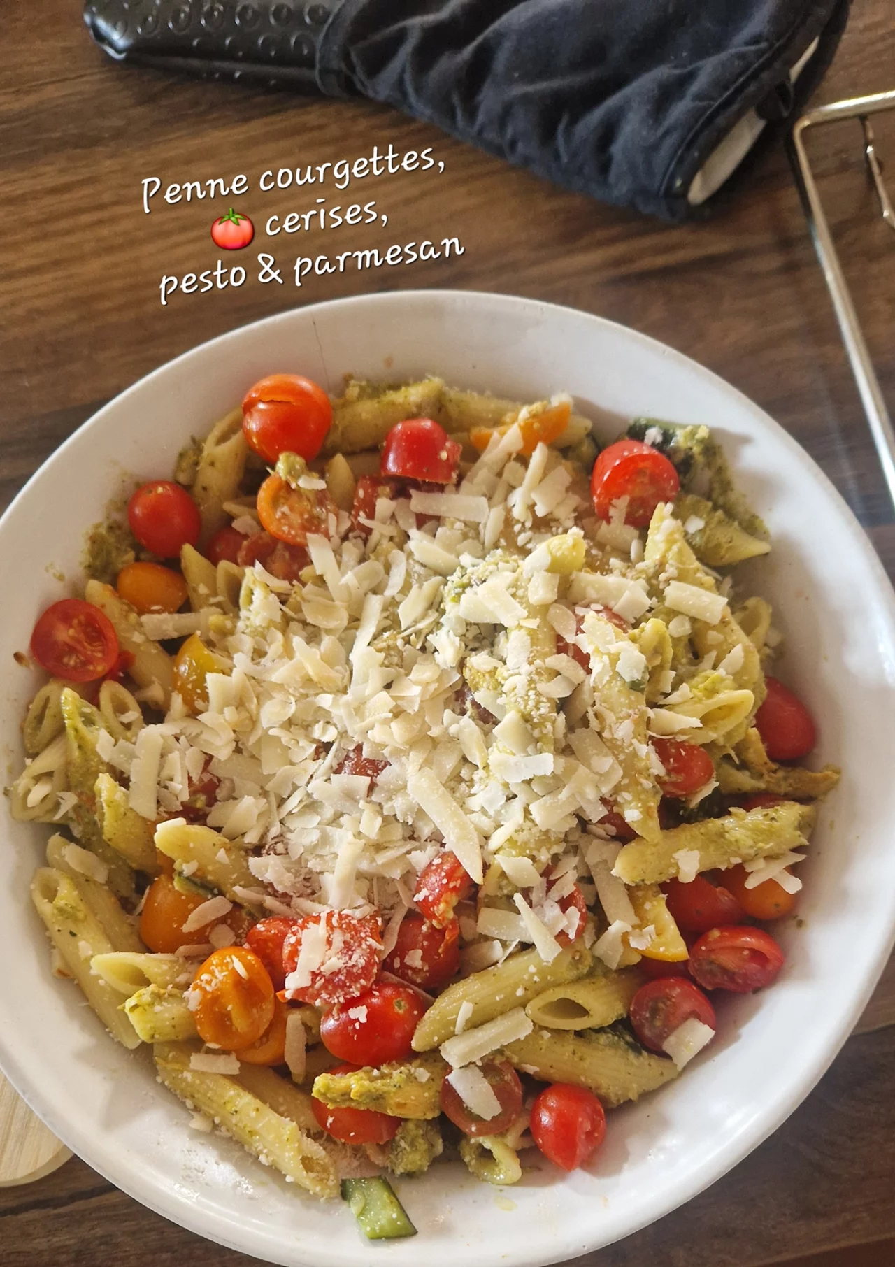 Penne courgettes, cerises pesto et parmesan