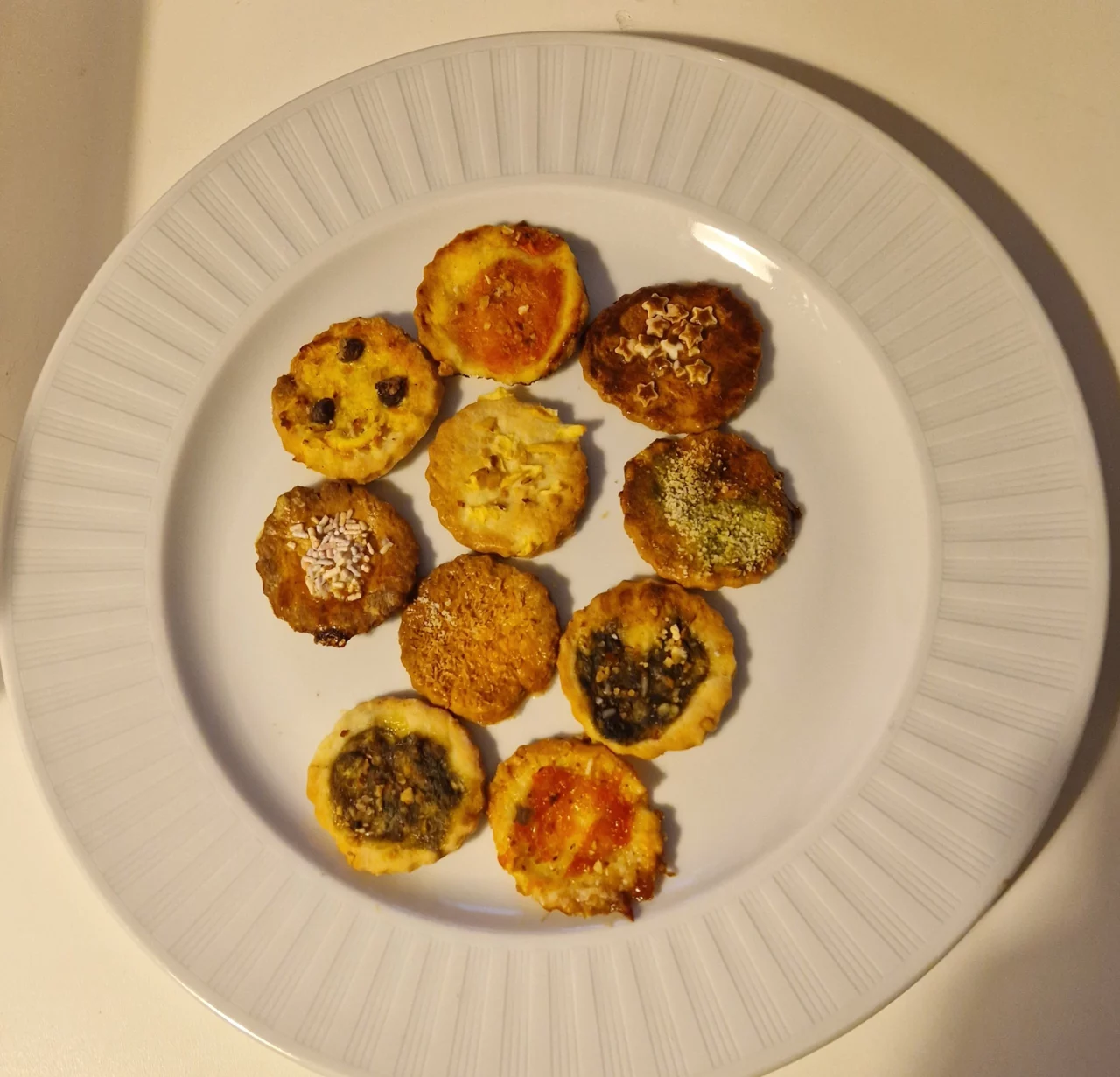 Sablé de noel dans assiette blanche