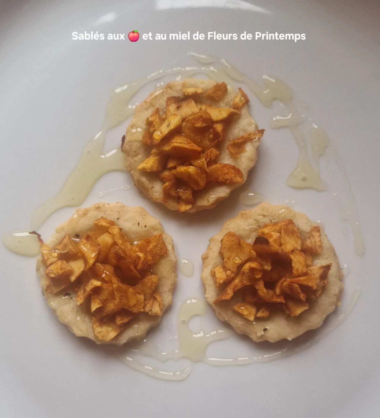 Sablés aux pommes et au miel de fleurs de printemps
