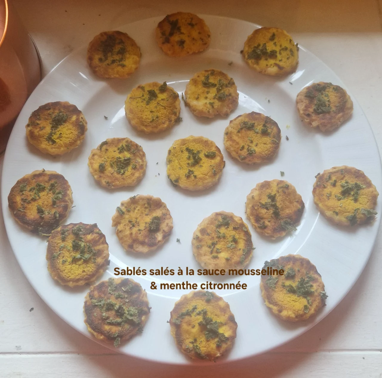 Sablés salés à la sauce mousseline et menthe citronée