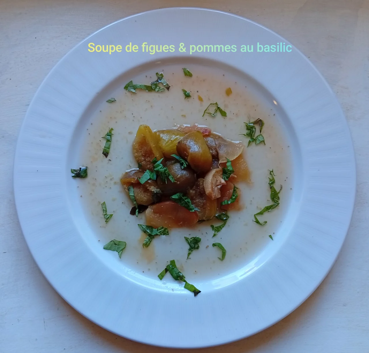 Soupe de figues et pommes au basilic