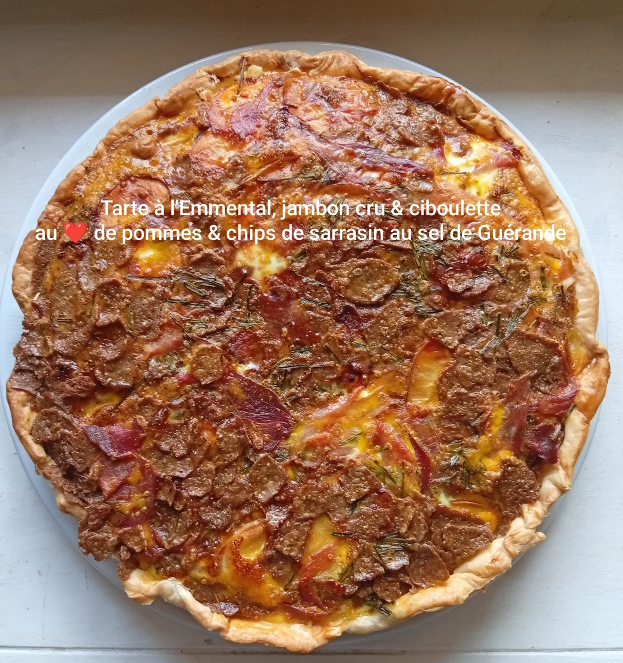 Tarte à l'emmental, jambon cru et ciboulette