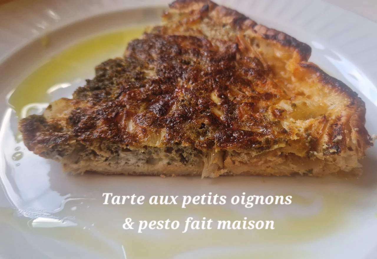 Tarte aux petits oignons et pesto fait maison