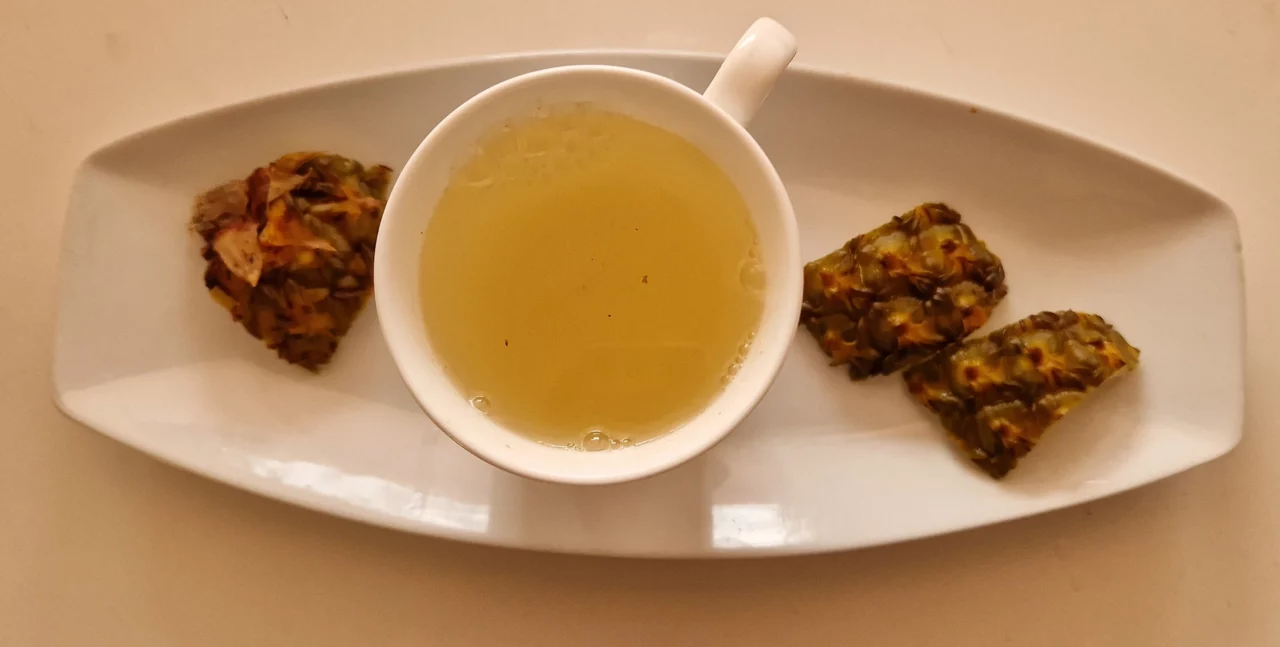 Tisane a l'ecorce d'ananas avec gateau