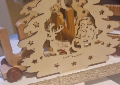 Décoration en bois sur sapin