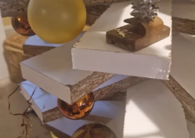 Décoration sur sapin en bois