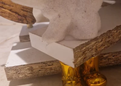 Ours blanc sur sapin en bois